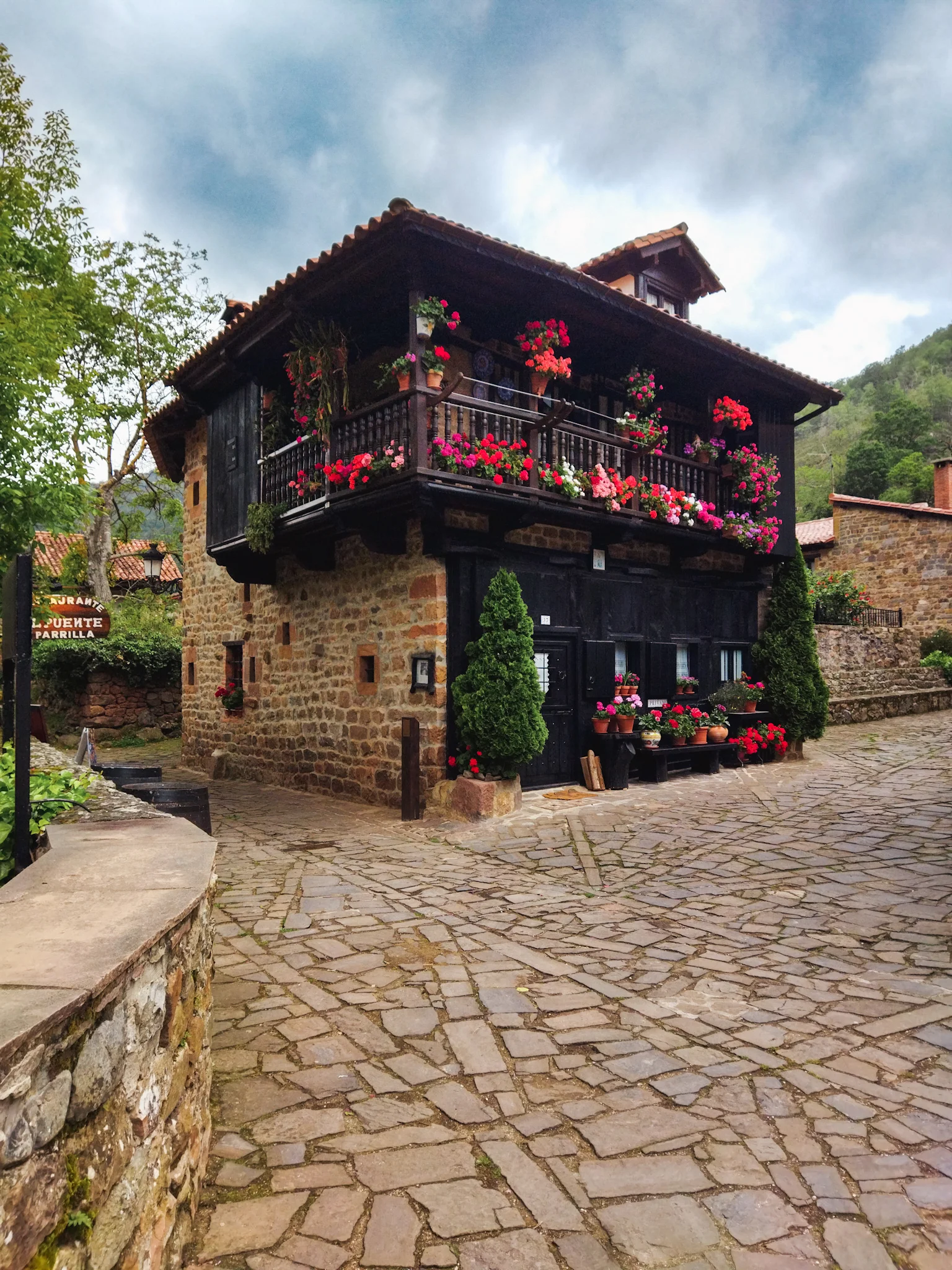 Casa con flores de Bárcena Mayor. Uno de los pueblos más bonitos de Cantabria.