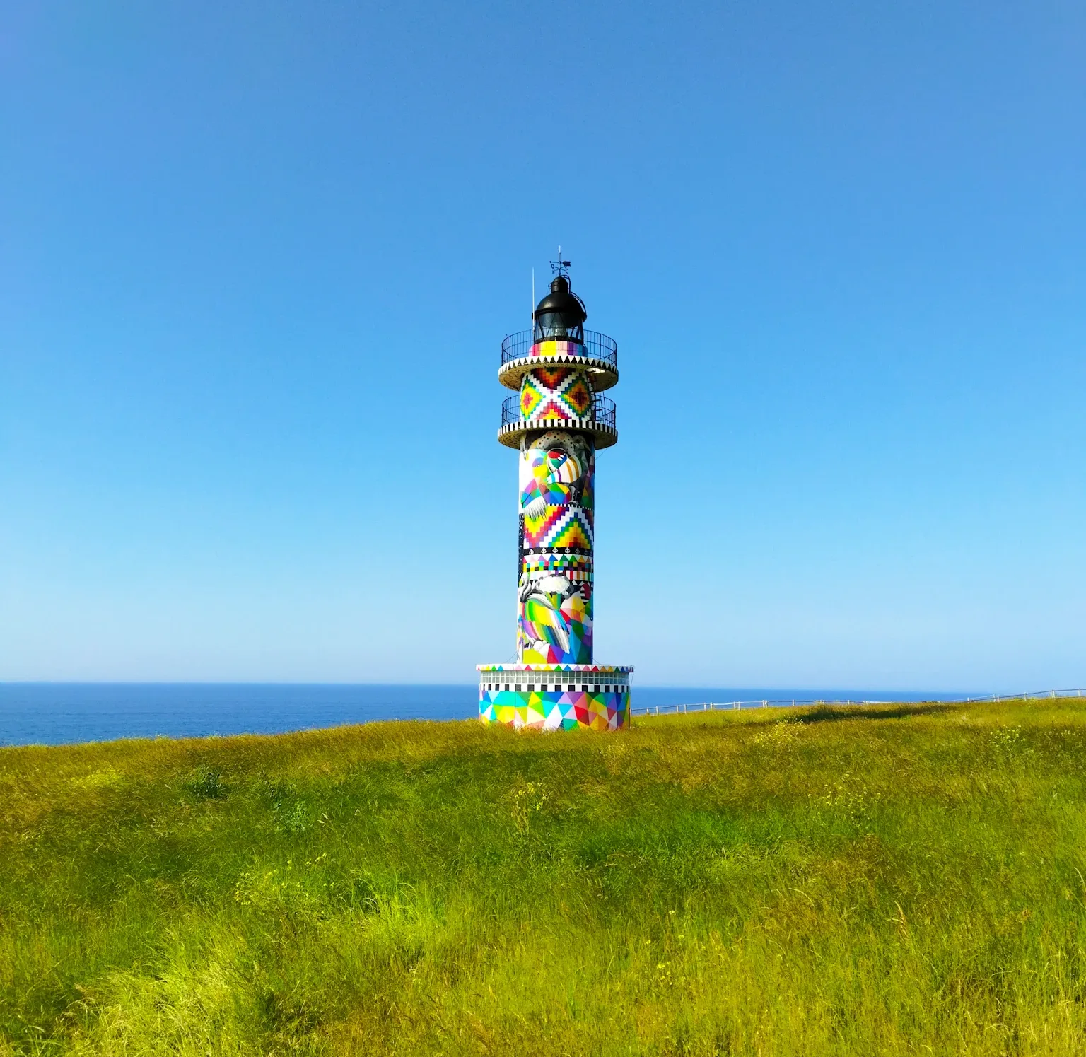 Faro de Ajo, también llamado Faro de Okuda. Es uno de los faros más emblemáticos de Cantabria.