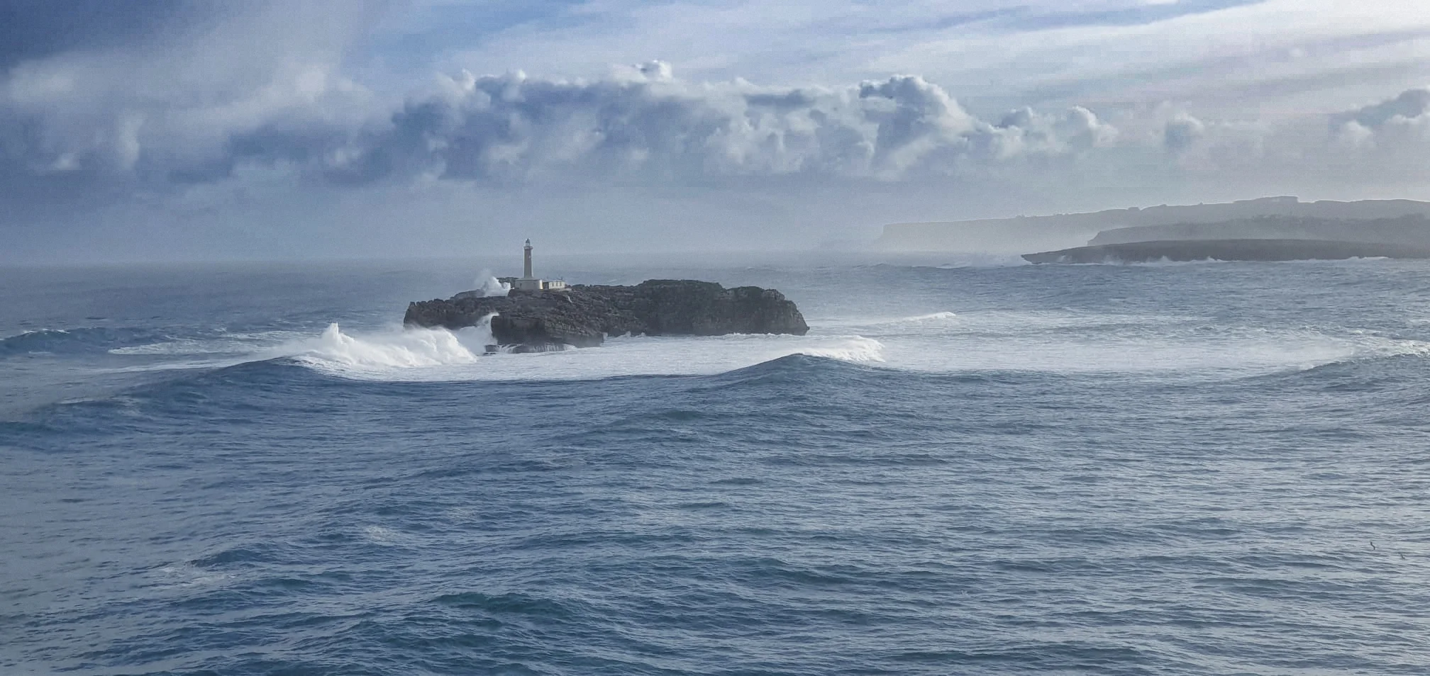 Faro de la Isla de Mouro en Santander. Uno de los Faros de Cantabria.