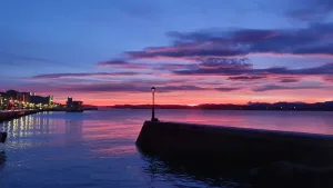 Bahía de Santander al amanecer con una farola en medio del espigón