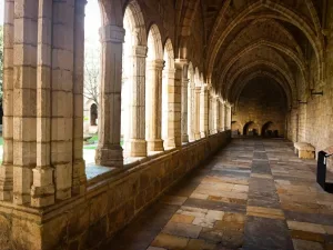 Claustro con columnas y suelo empedrado