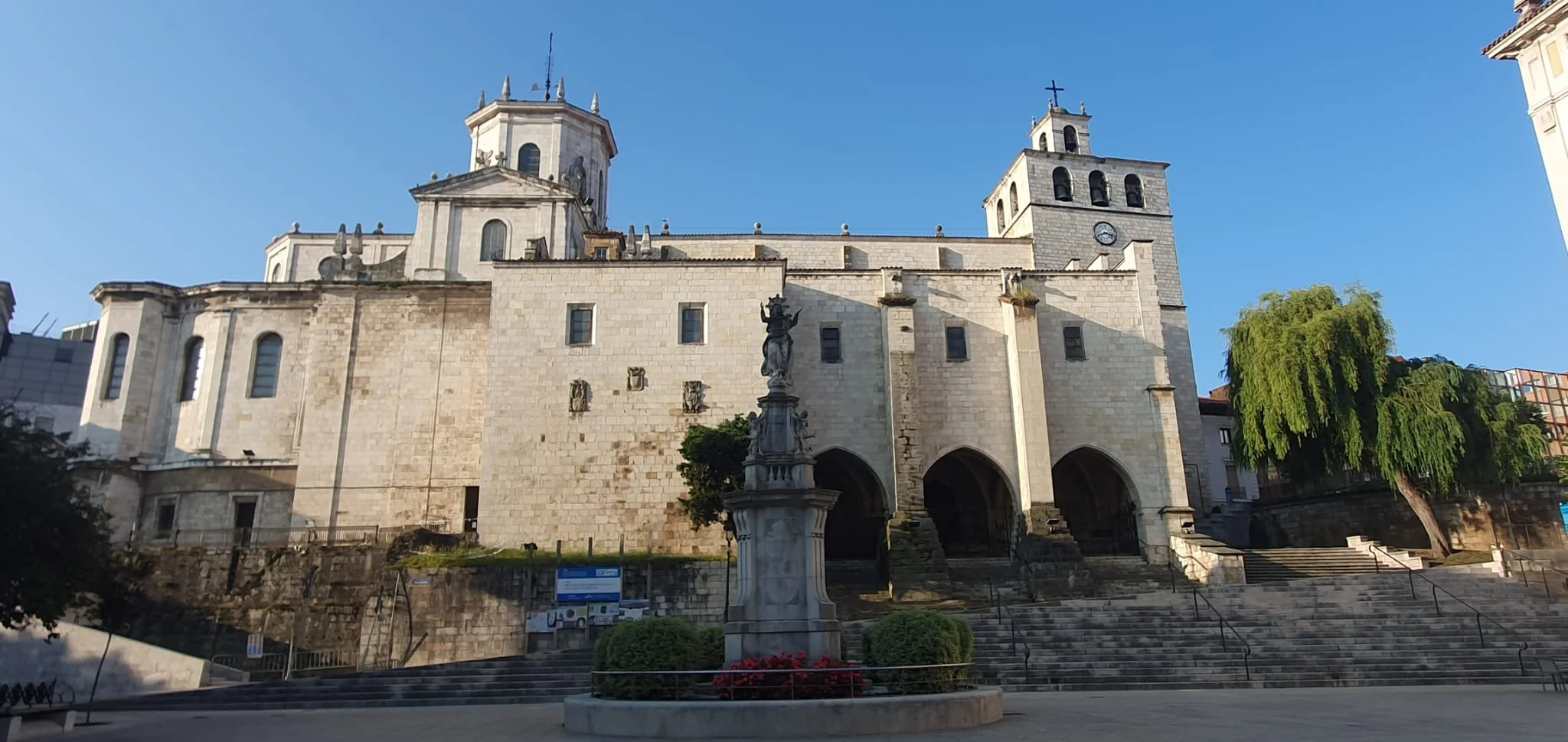 Edificio antiguo (catedral) con una estatua en el plano principal 