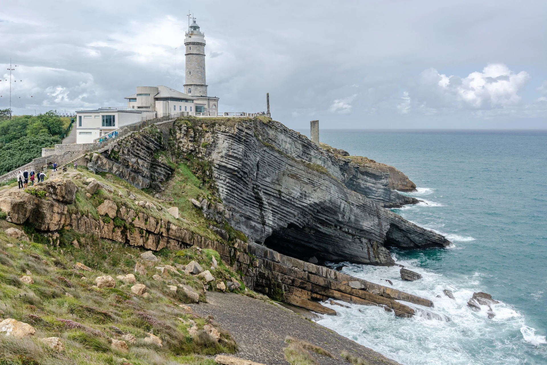 Faro de Cabo Mayor en el acantilado y el mar al fondo