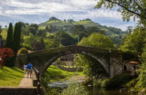 Puente viejo de Liérganes con las tetas de fondo