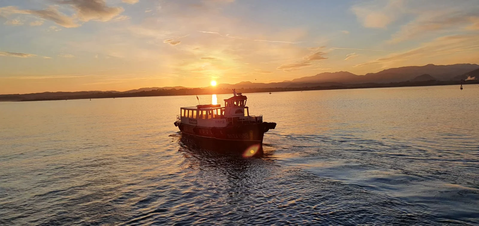 Barco de los Reginas al amanecer.