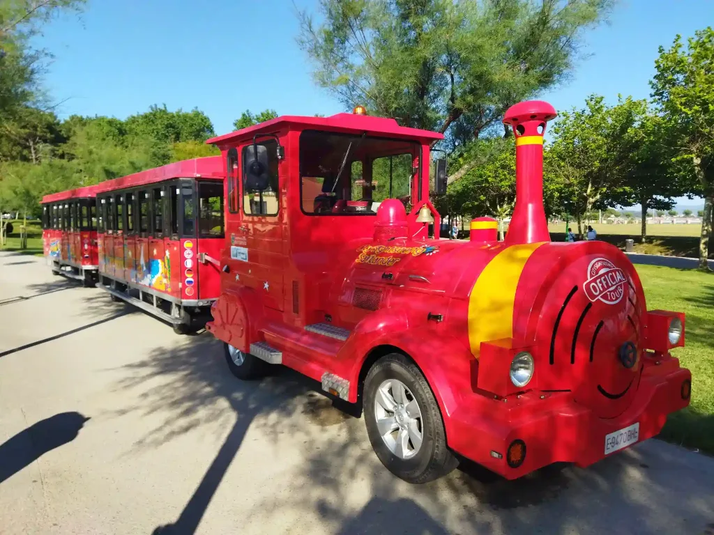 Tren con ruedas de color rojo