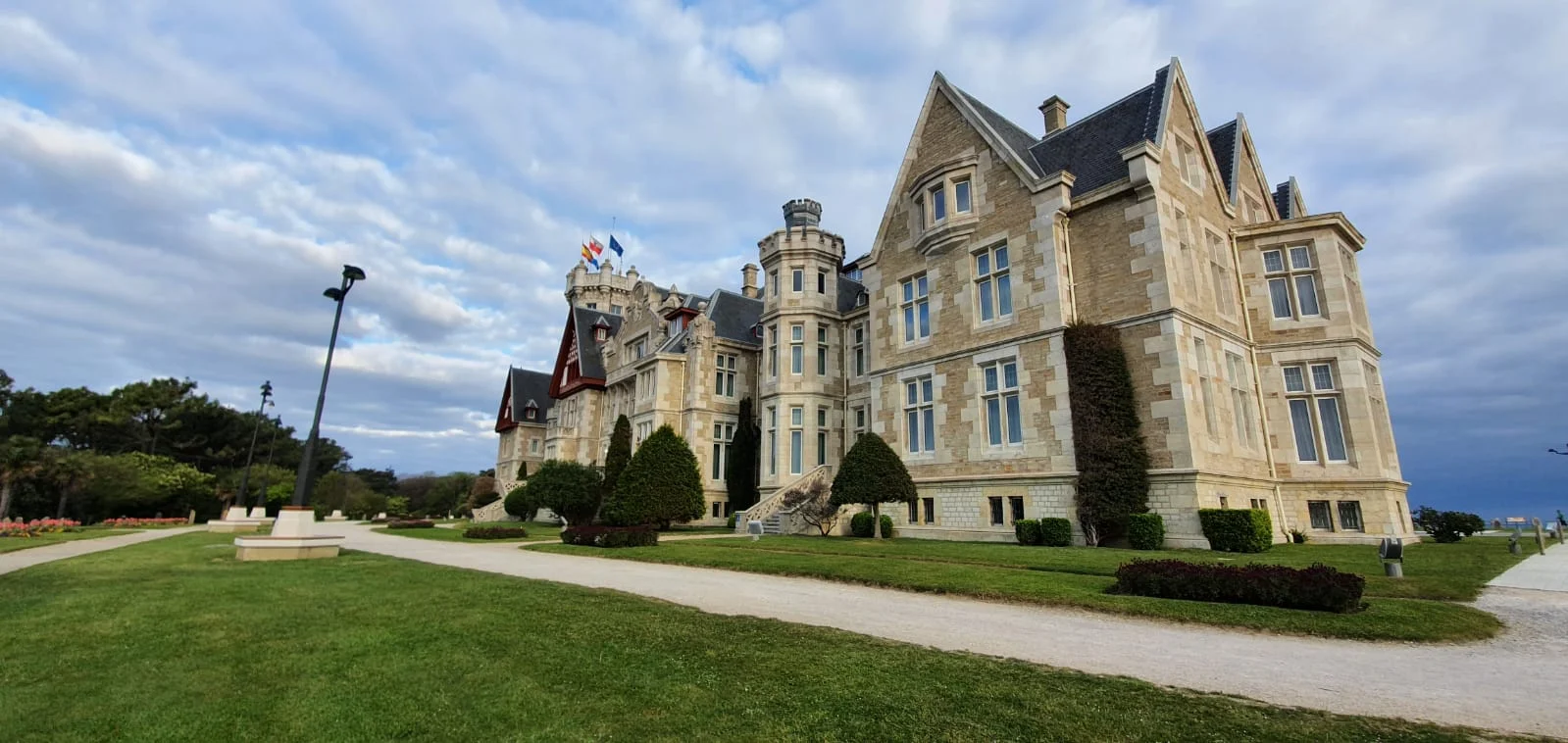 Palacio de la Magdalena. Día soleado.