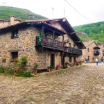 Casona de piedra y suele empedrado