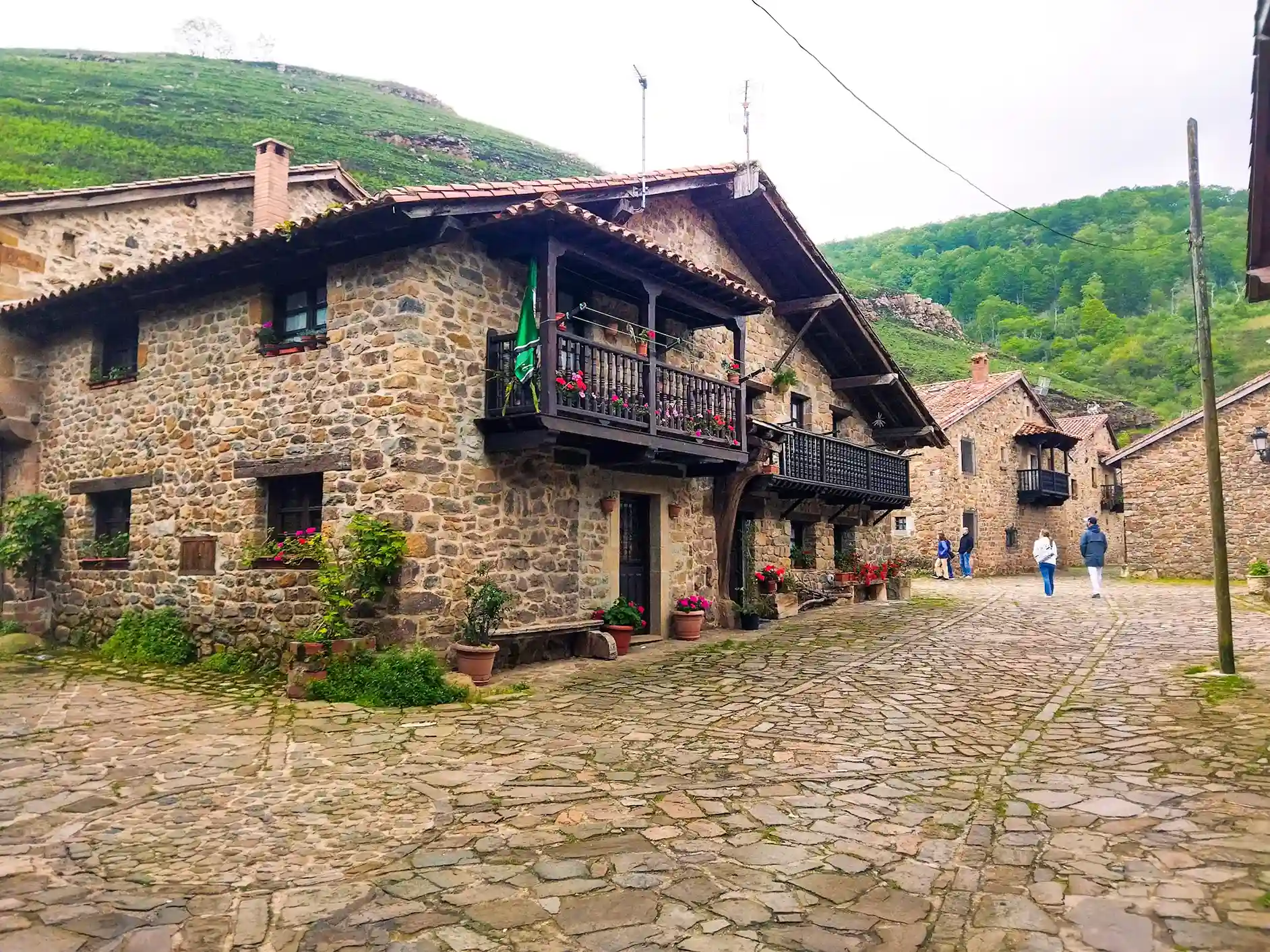 Casona de piedra y suele empedrado