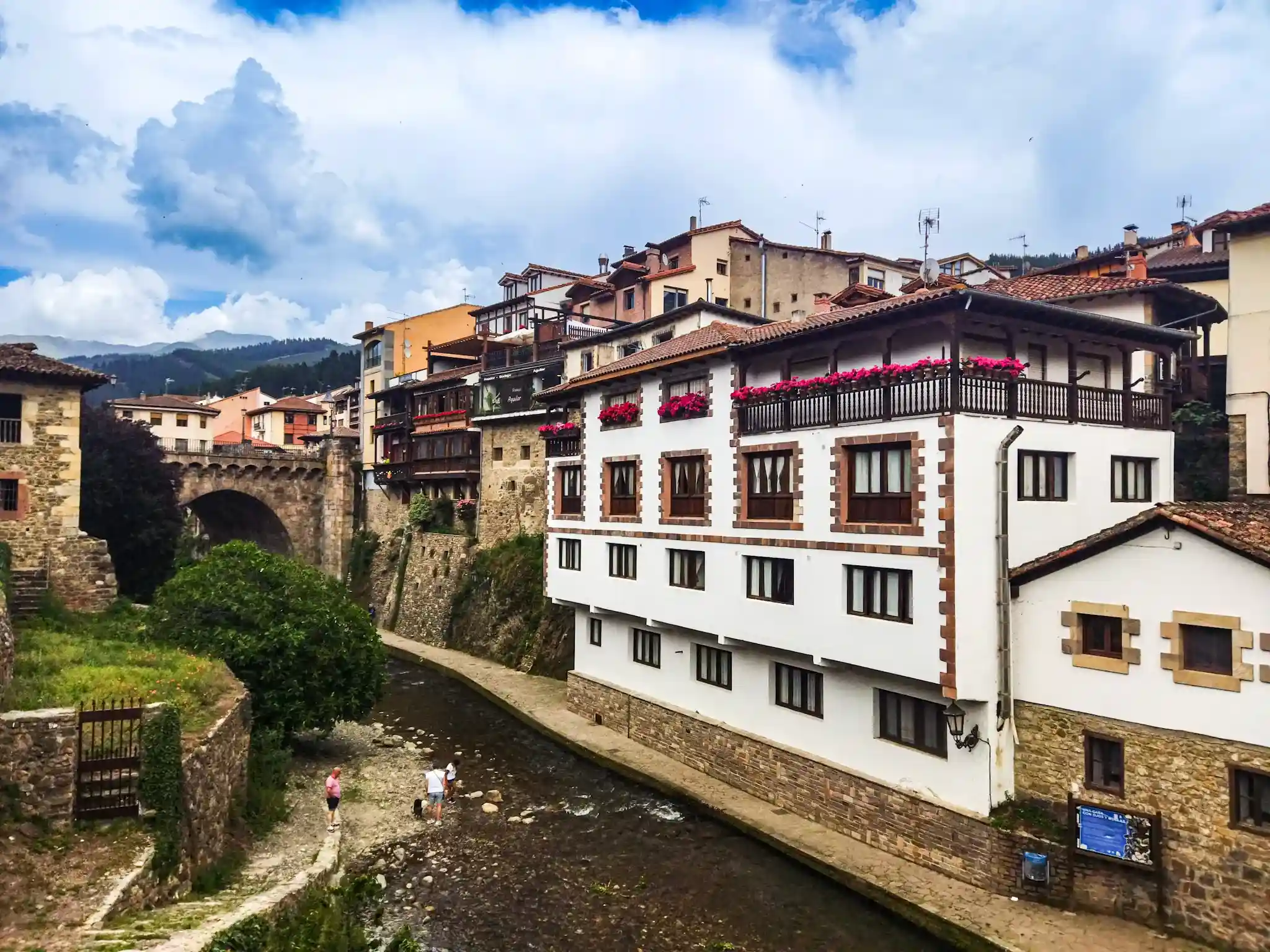 Edificios de piedra. Qué ver en Cantabria en 7 días.