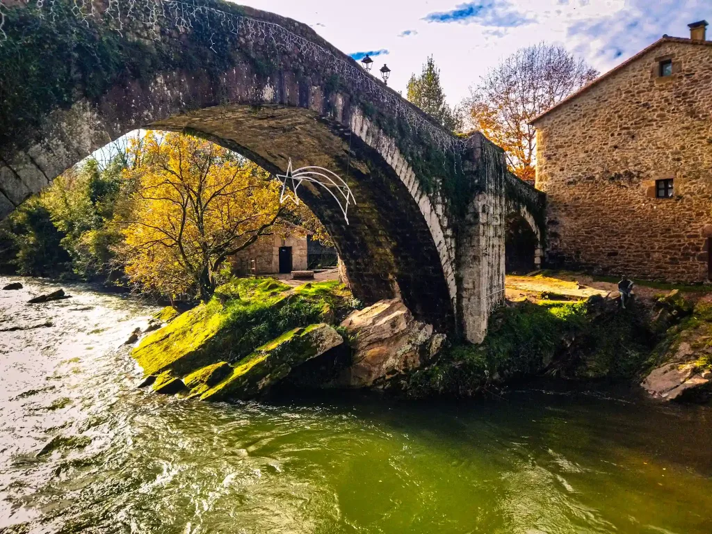 Puente de piedra con río