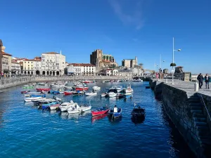 Puerto de con barcos de madera y edificios al fondo