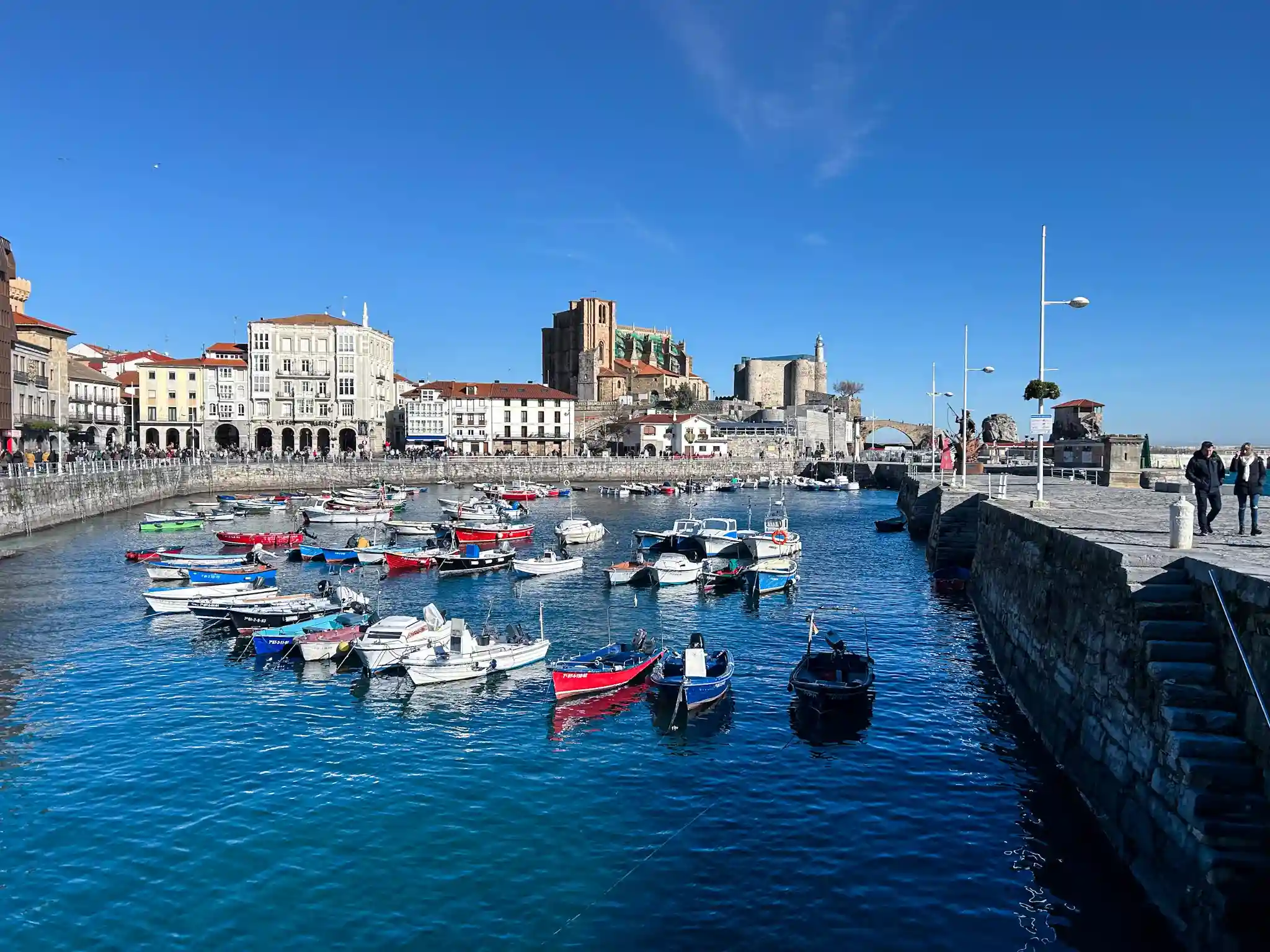 Puerto de con barcos de madera y edificios al fondo