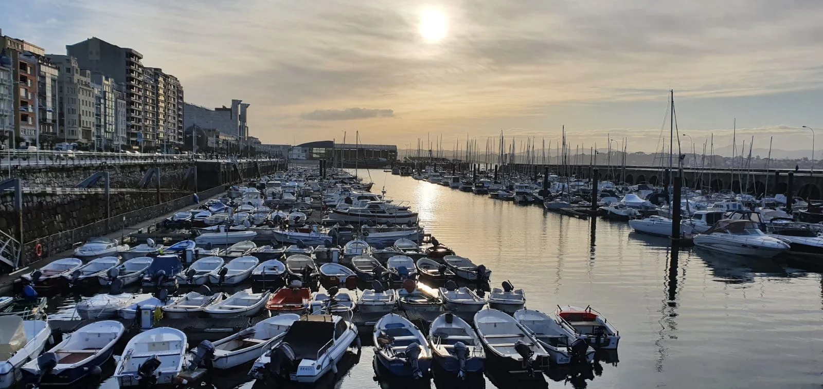 Barcos en el puerto. Puertochico en Santander.