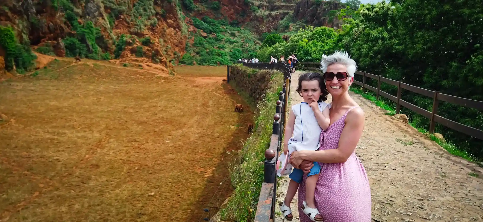 Mujer y niña con osos al fondo