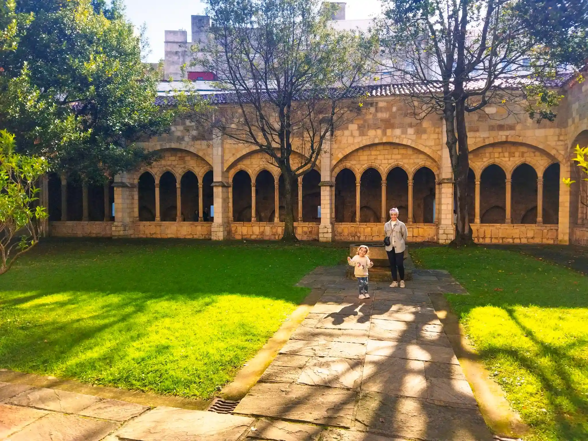 Dos personas en el interior de un claustro 