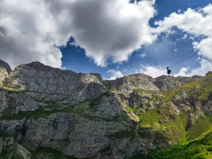 Montaña y un teleférico