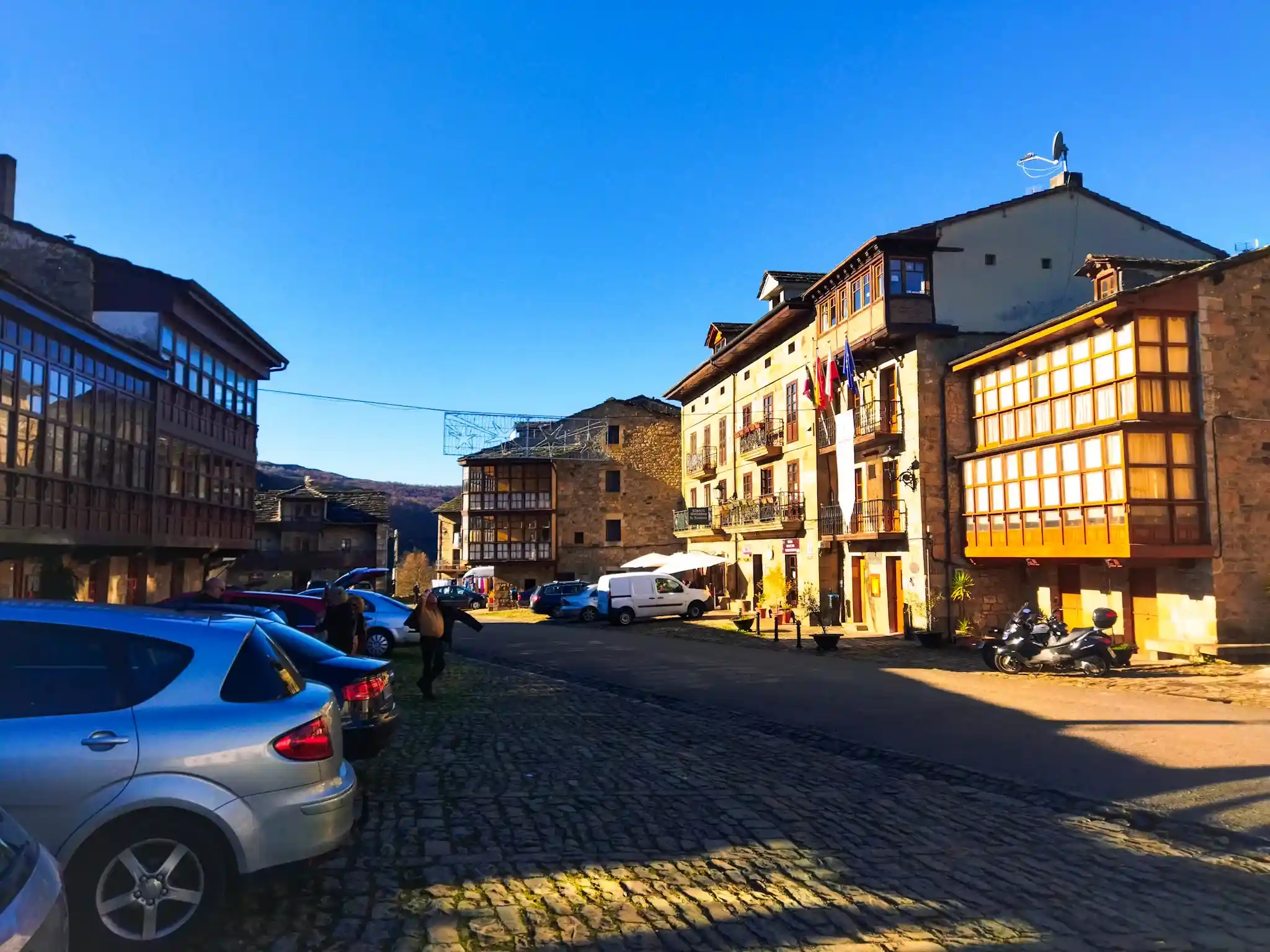 Plaza empedrada con edificios de piedra