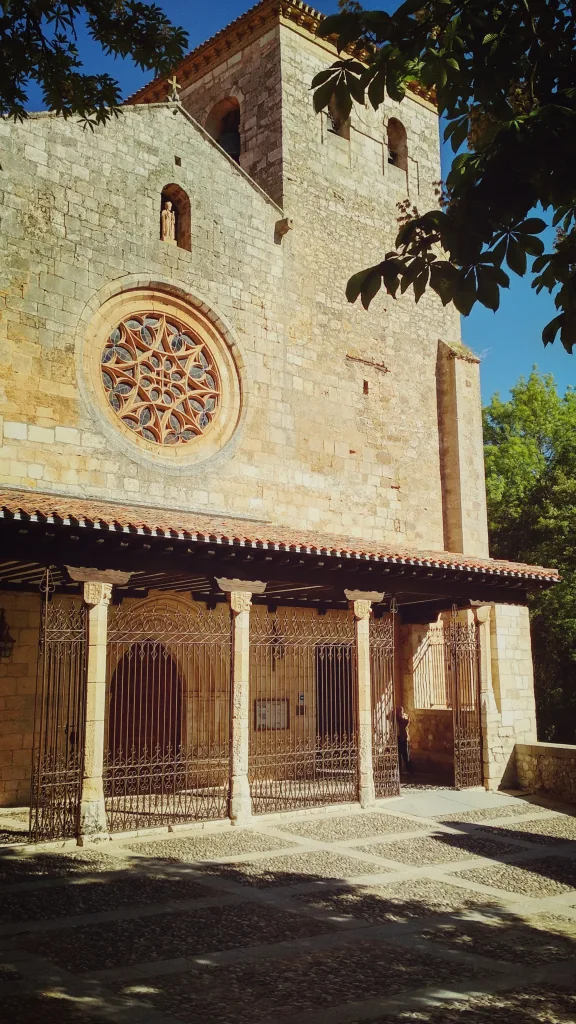 Iglesia con tres columnas y un torreón en Covarrubias, Burgos.