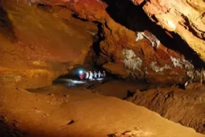 Grupo de personas en la cueva El Soplao en Cantabria