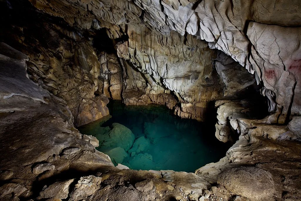 Cueva de Chufín en Cantabria con una galería inundada en medio.