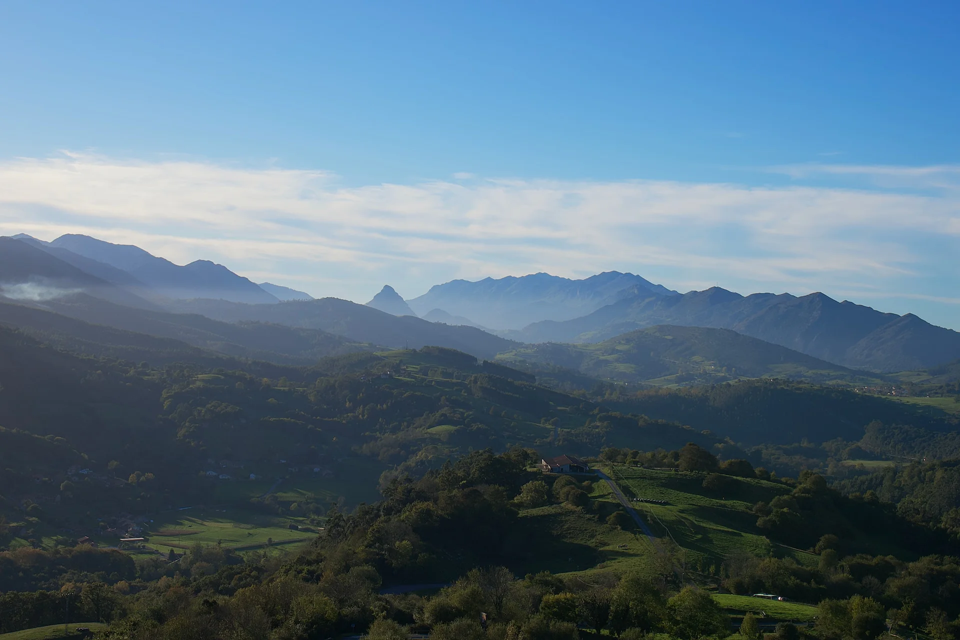 Paisaje de montañas en la zona de Rionansa desde el mirador de la cueva El Soplao