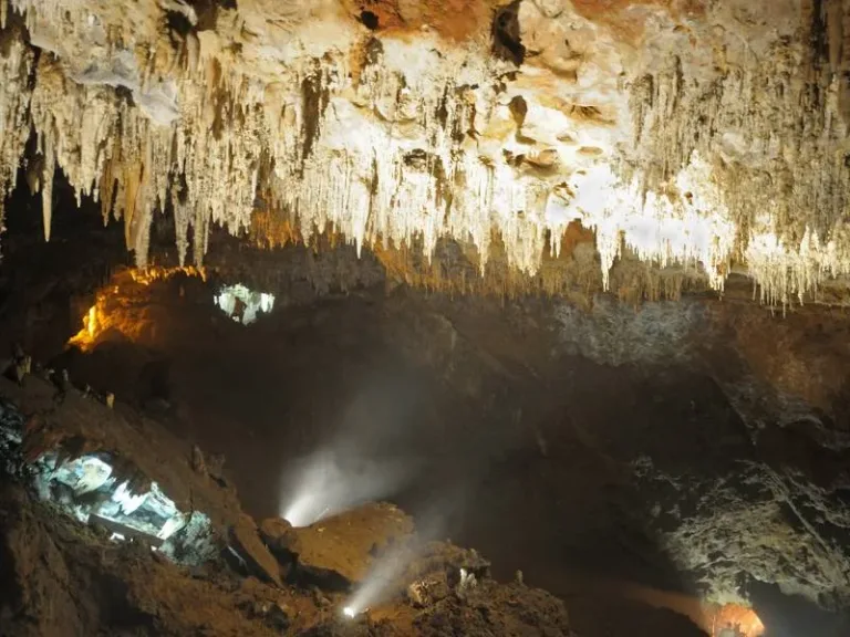 Cueva con luces