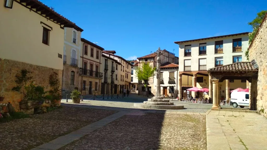 Plaza de Covarrubias con varios edificios alrededor