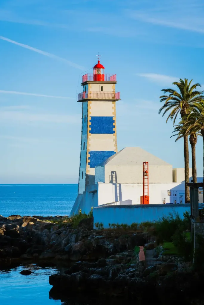 Faro de colores azul y blanco alternos