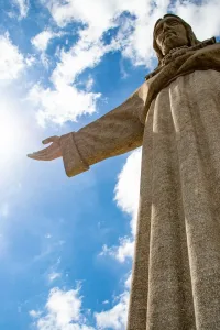 Cristo enorme de piedra