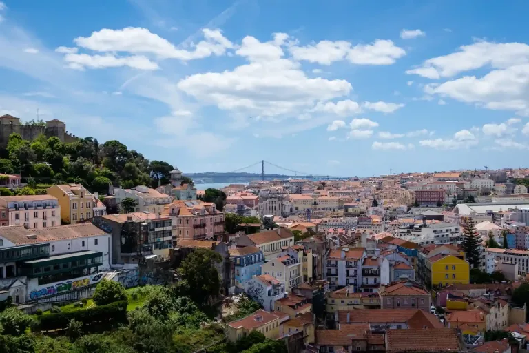 Vista panorámica de Lisboa con el castillo de San Jorge y el puente 25 de Abril al fondo