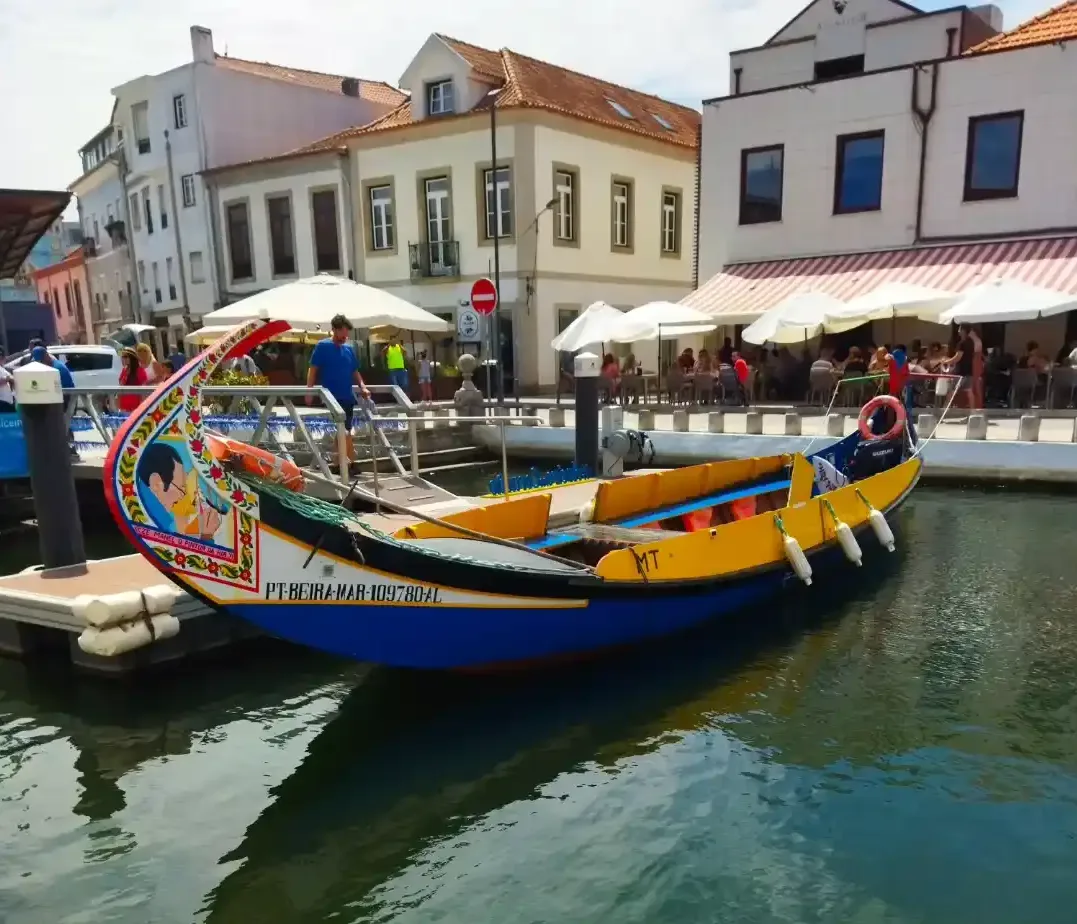 Barco en el agua con edificios al fondo