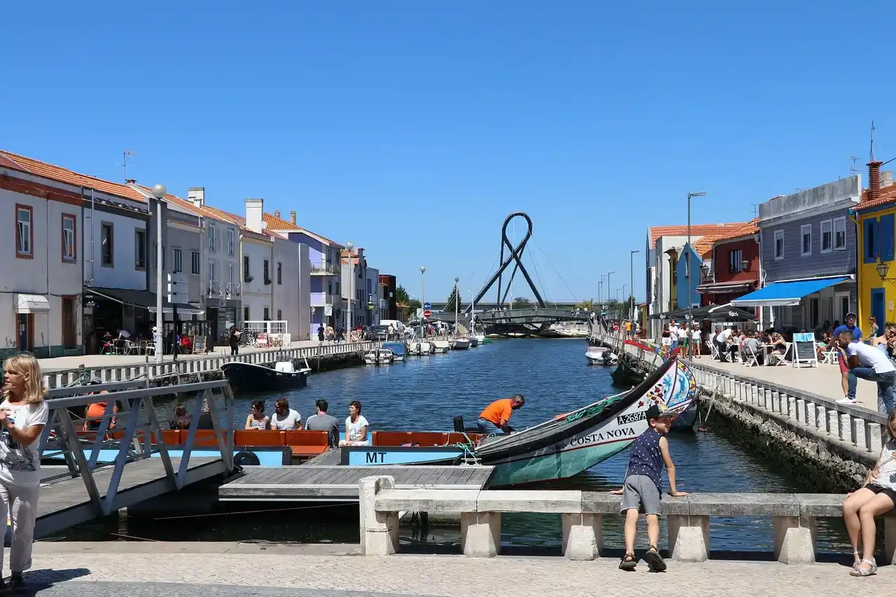 Canal con barcos y edificios a los lados