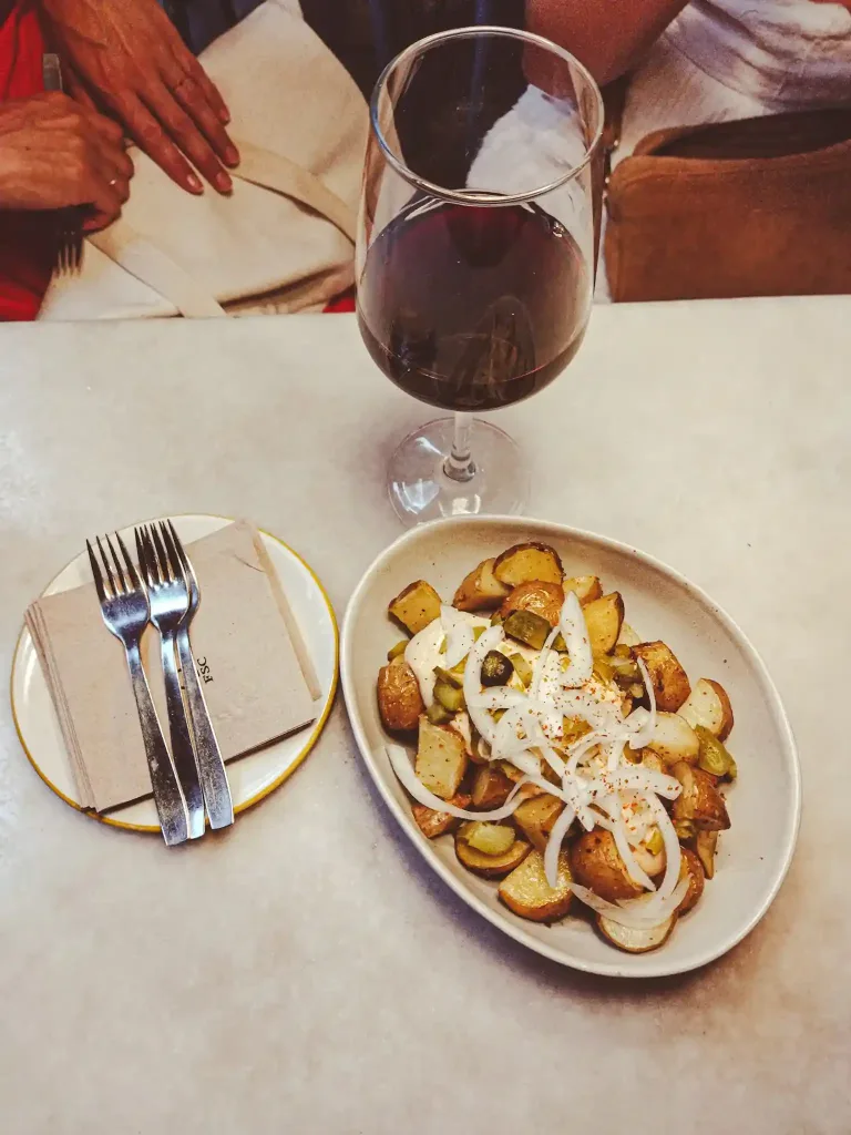 Patatas bravas a la koreana en el Café-Bar El Sol. Santander Sin Gluten en el casco antiguo.