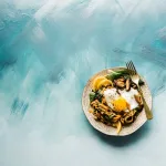 un plato con comida sobre un fondo degradado blanco y azul celeste