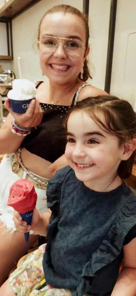 Aitana y Manuela comiendo un helado en Grom. Dónde comer sin gluten en Lisboa.