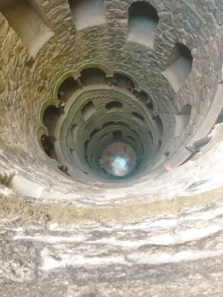 Pozo con escaleras en la Quinta da Regaleira