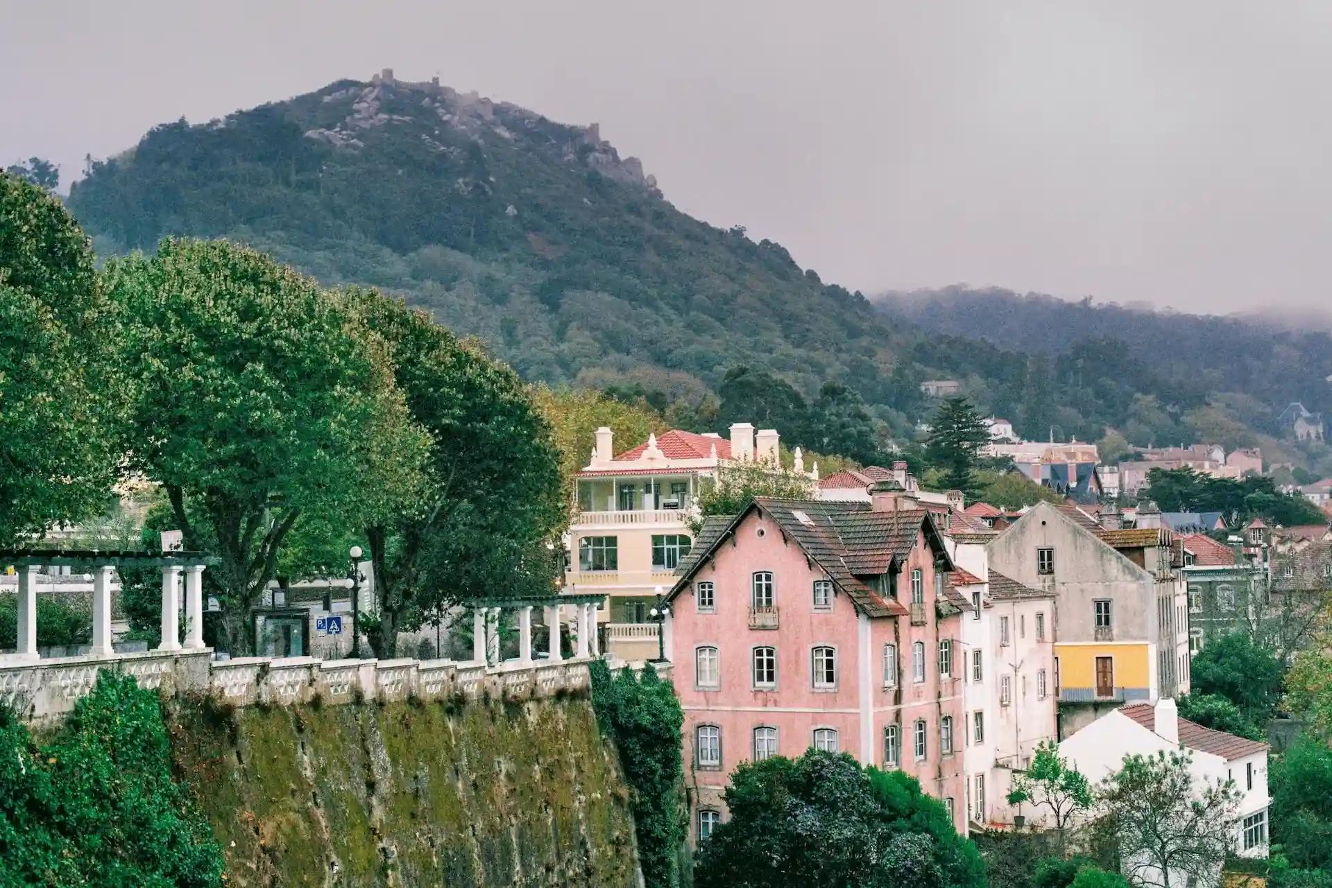 Conjunto de edificios con una montaña detrás