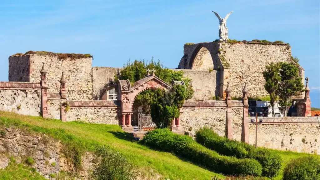 Cementerio con un ángel de piedra mirándolo