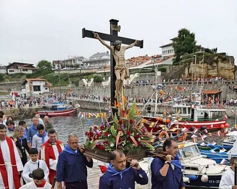 Gente con un crucifijo grande portándolo