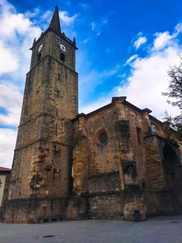 Iglesia con el cielo azul