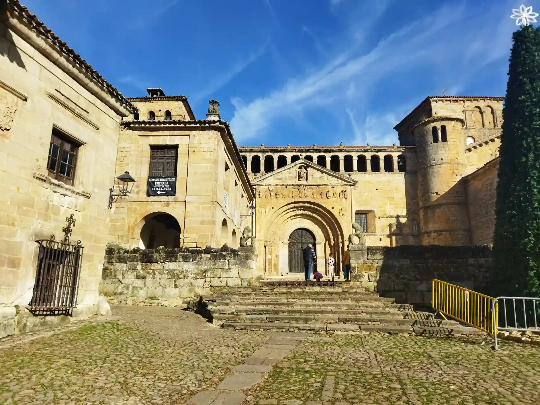 Edificio eclesiástico de piedra de sillería (Colegiata de Santillana del Mar).