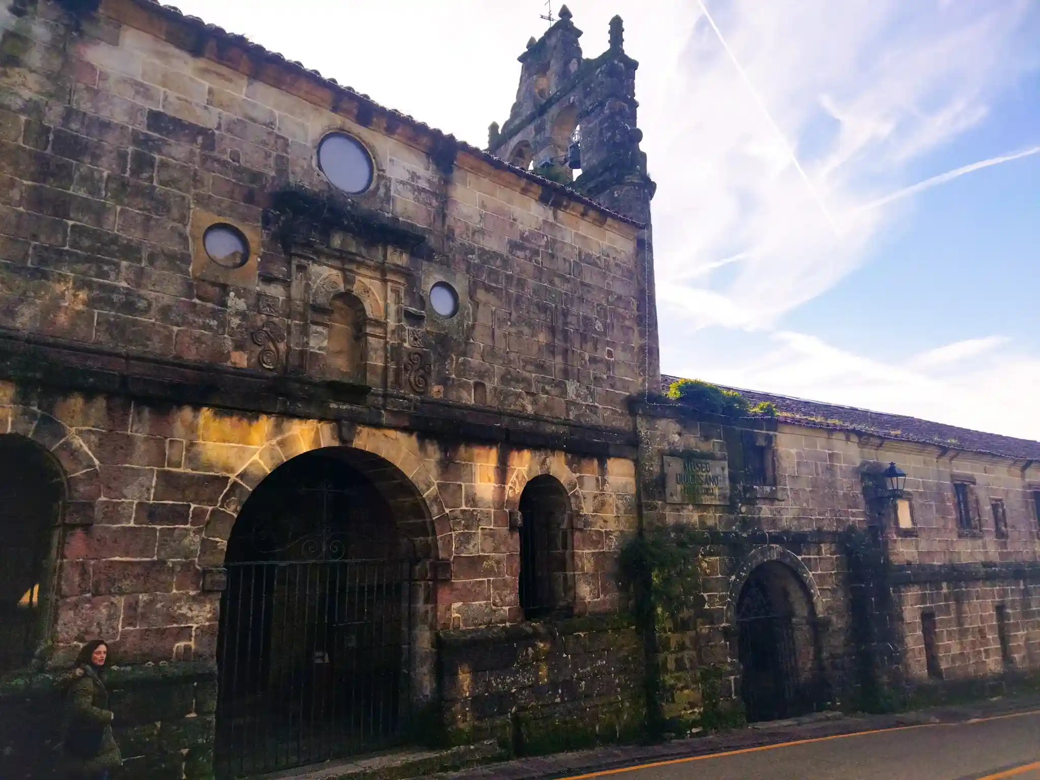 Edificio de piedra con manchas oscuras en Santillana del Mar