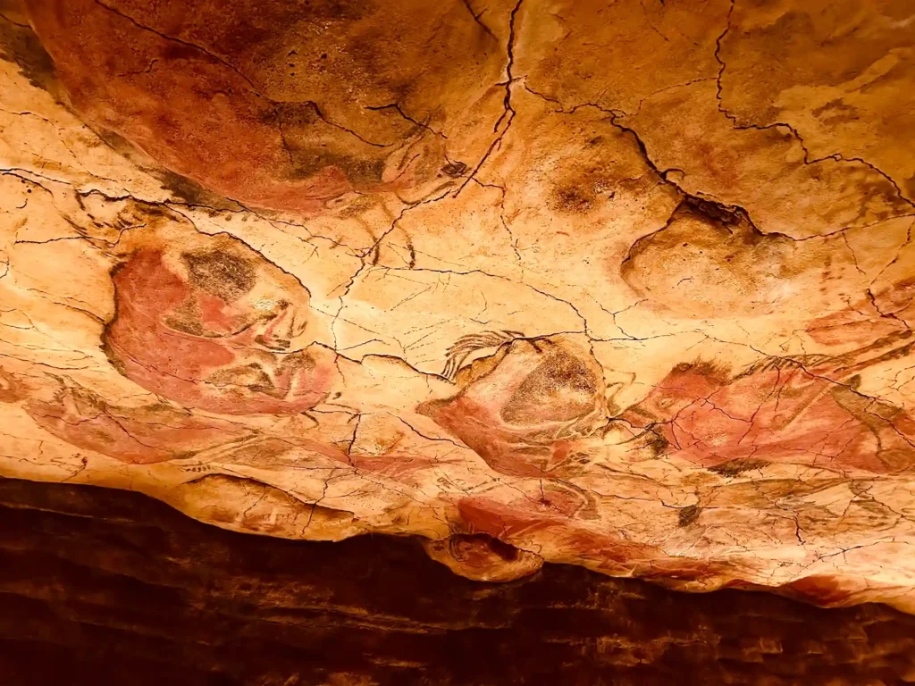 Techo de piedra con bisontes rojos de la prehistoria.

Fuente: Glutendtrotters
