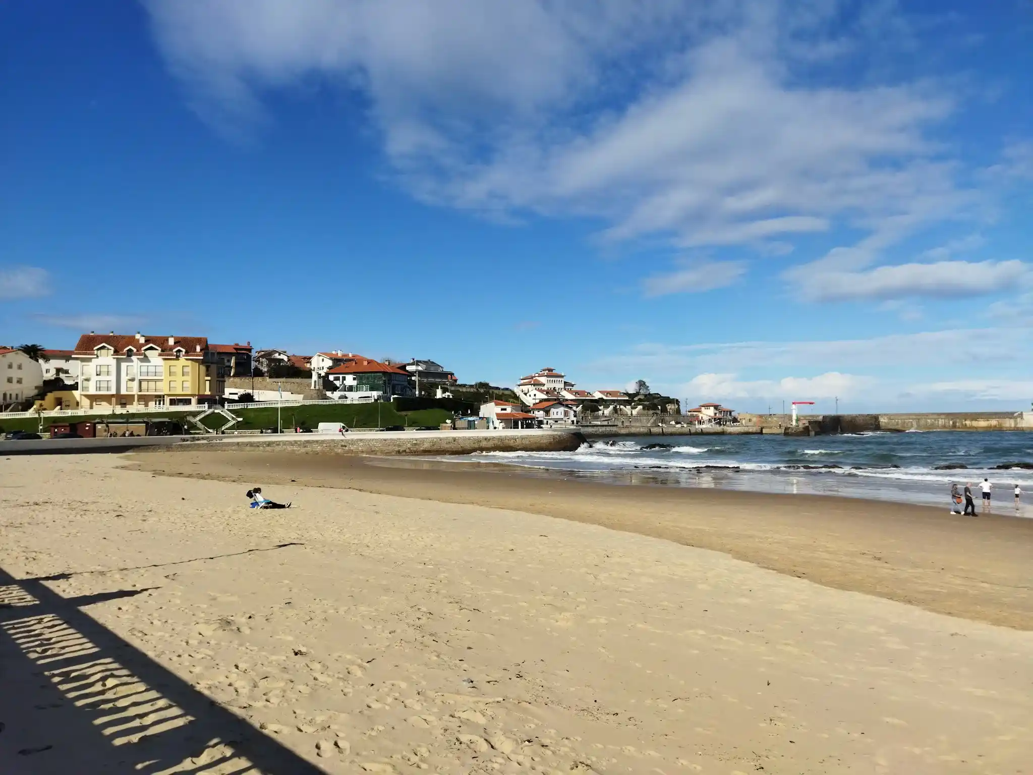 Playa con edificios al fondo