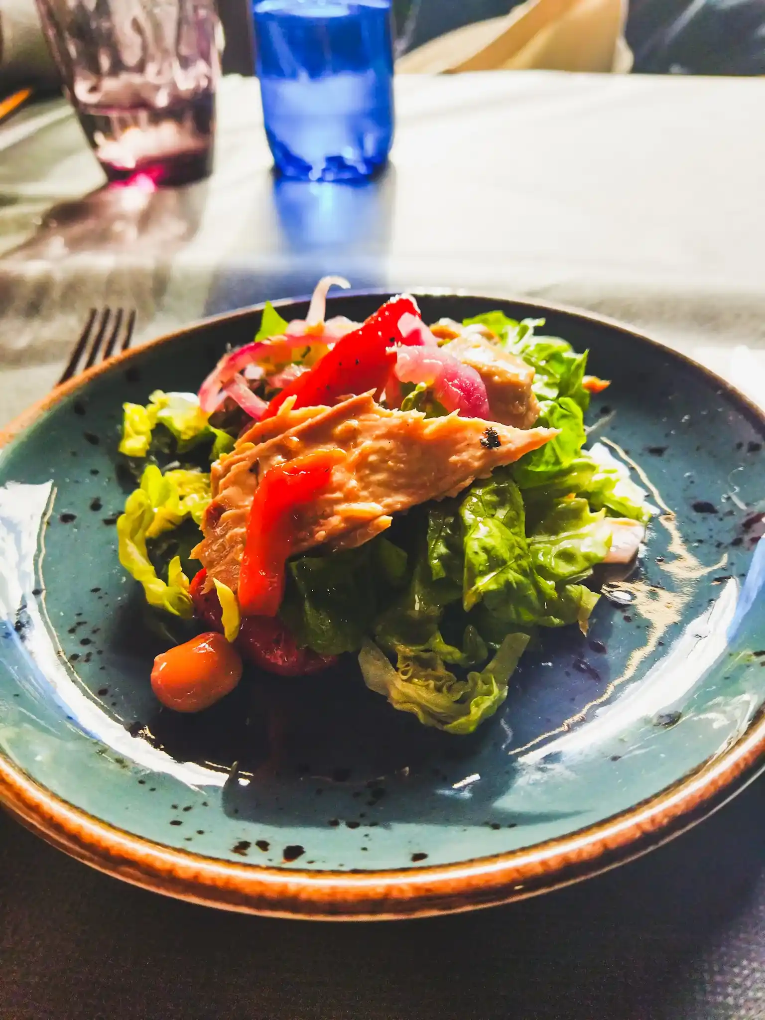 Ensalada de ventresca de bonito con pimientos rojos asados