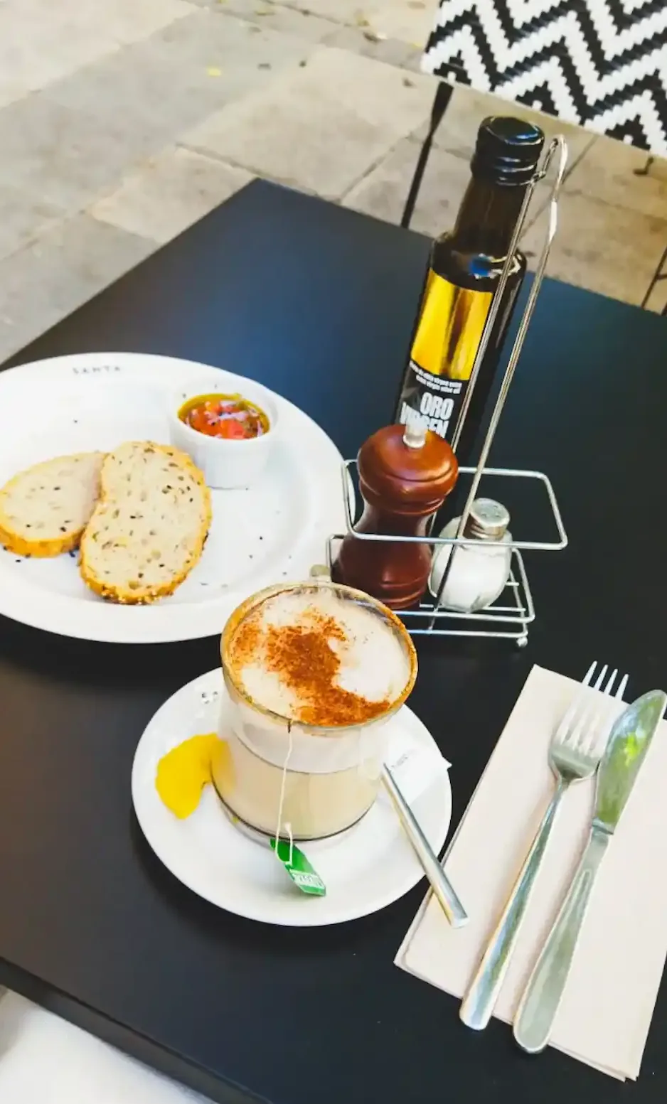 Café con tostadas de pan sin gluten del post las cafeterías de Santander con más encanto