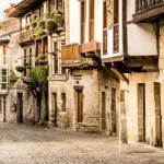 Calle con casas de piedra a los lados