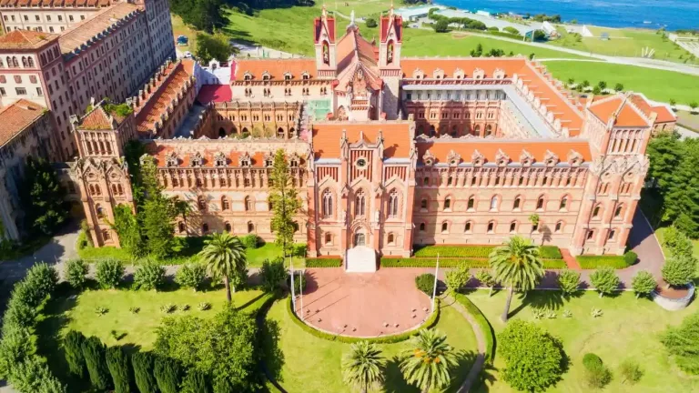 Edificio muy grande visto desde el cielo
