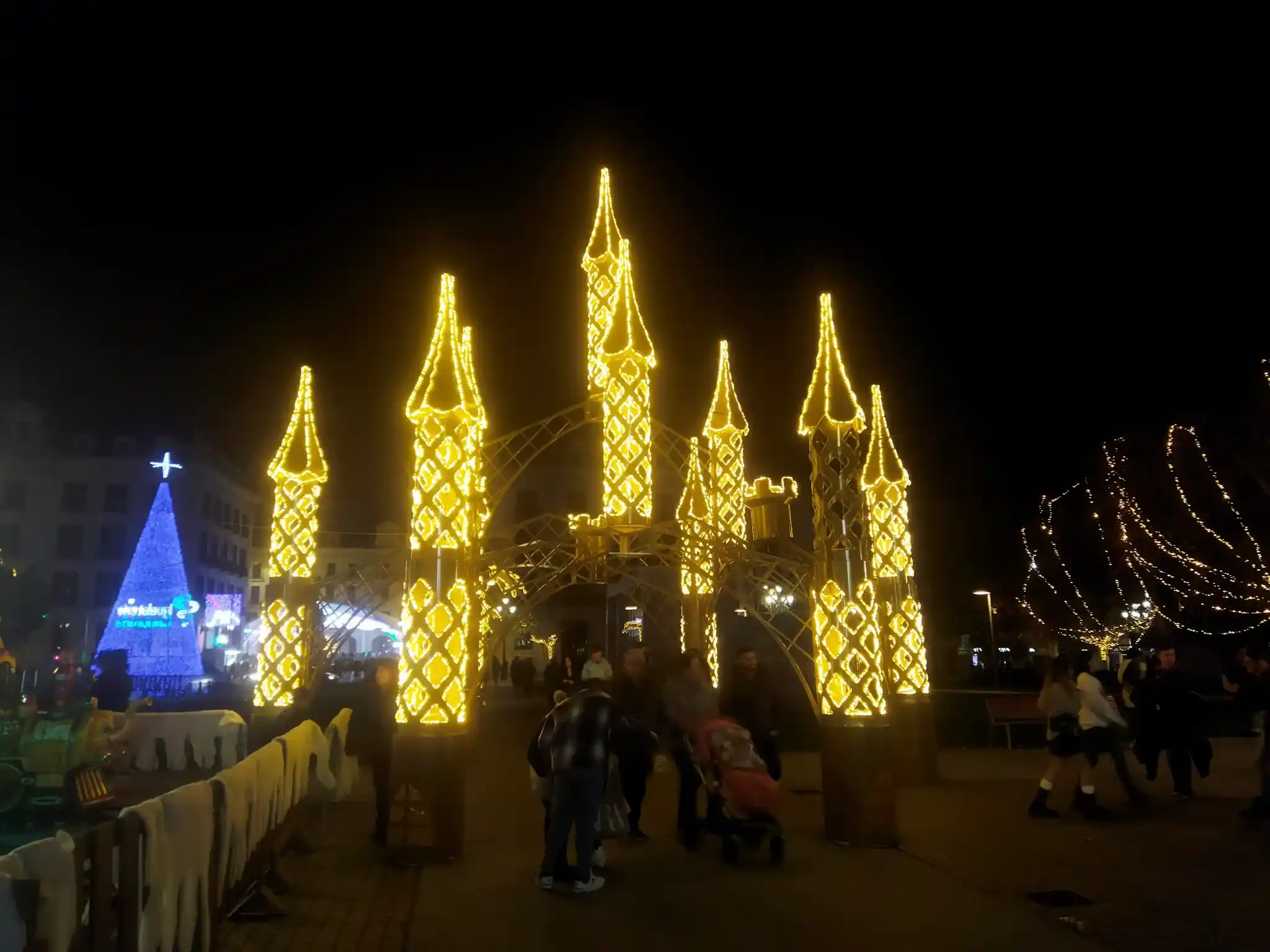 Castillo de acero iluminado con luces de navidad. 